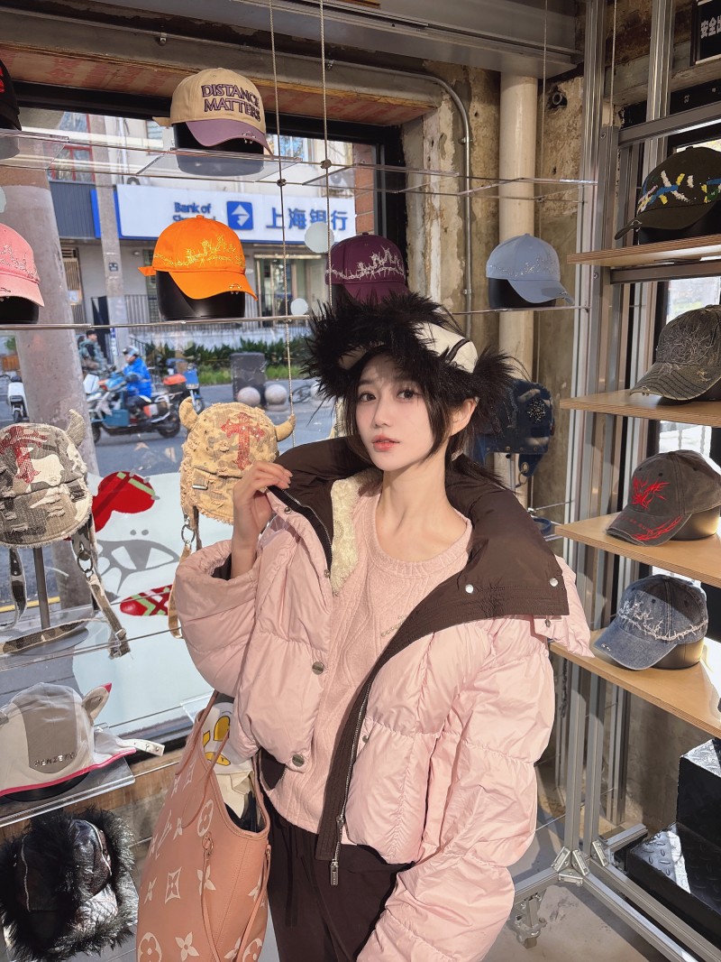 LPL互动女主持人小悠珊珊晒照:阳光明媚,姐妹聚会?