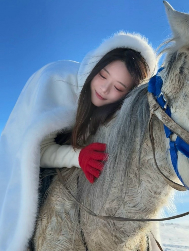 骆歆晒照:是雪地骑马!我2024未达成的心愿有救了!