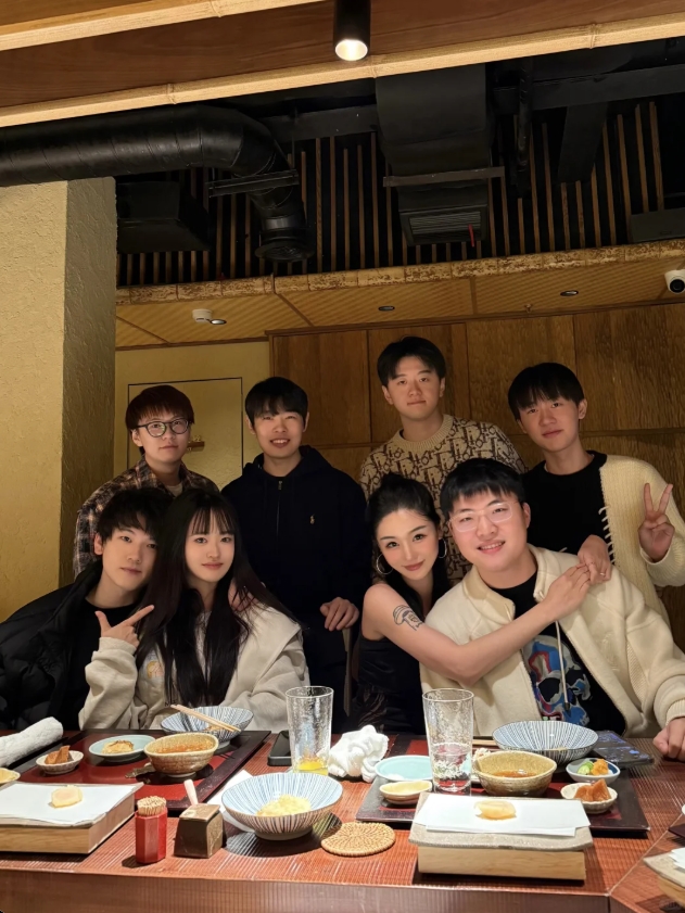AD秀恩爱 辅助都单着?Uzi妻子分享聚餐合照:JKL携女友55出镜