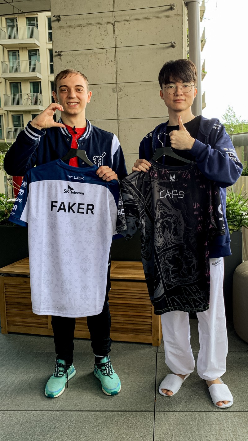 李哥的点赞一如既往!G2分享Caps和Faker的合影