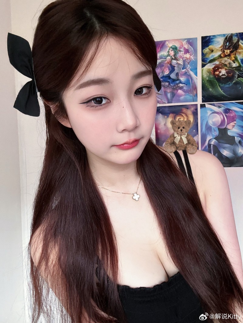 前LPL英文流Kitty晒照:⋆。‧ʚ?ɞ‧。⋆teddy队长上线!