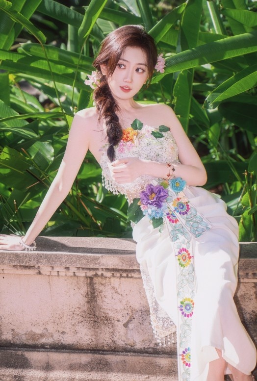 无畏契约主持唯嘉晒照:傣妹出没,请注意🌼
