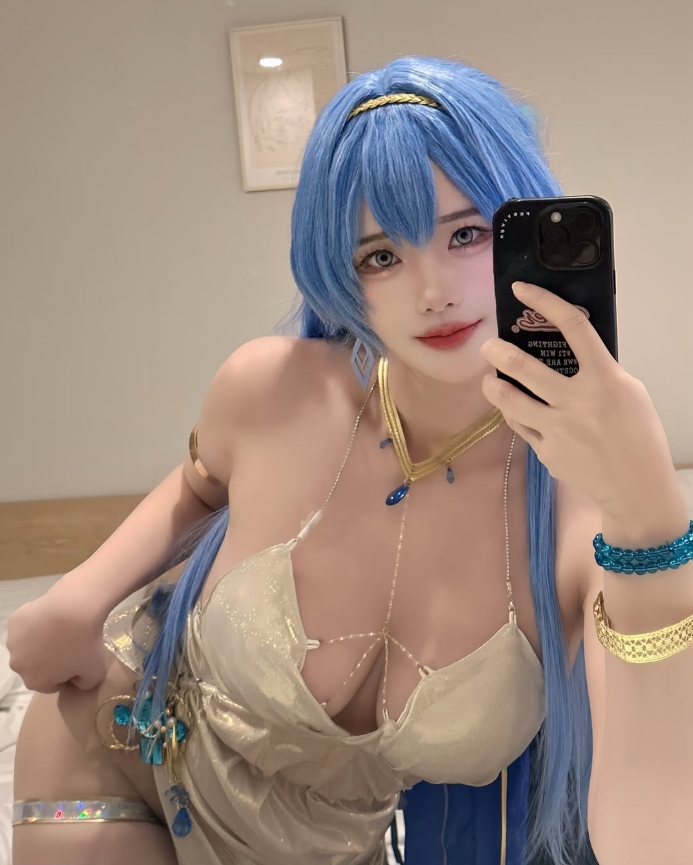 大方!Faker美女粉丝Cos《NIKKE》海伦:身材诱人简直不要太顶🥵