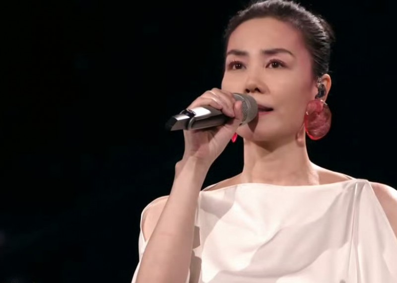 LPL女主持人余霜看春晚:看王菲有一种时光倒流的感觉,好好听!