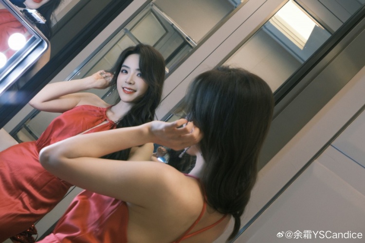 LPL主持余霜晒照:祝大家“玫”有烦恼,“红”红火火