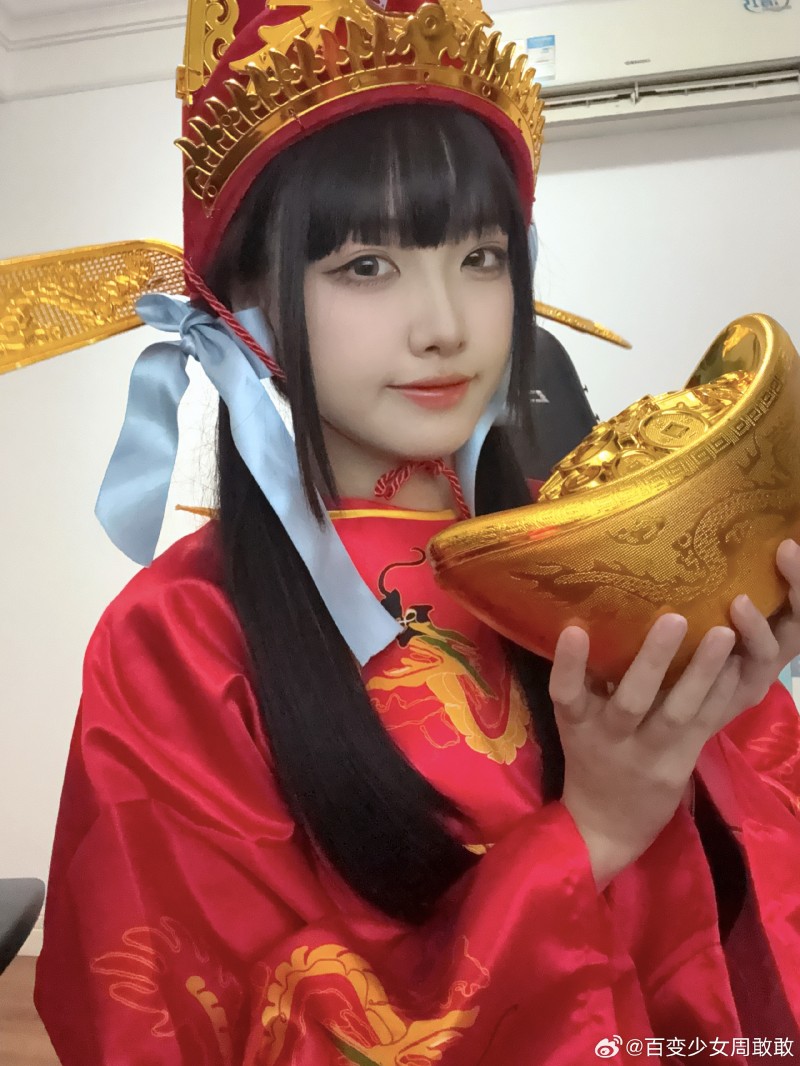 要的就是财神爷!LPL互动女主持人周敢敢晒照:祝大家新年多赚钱~