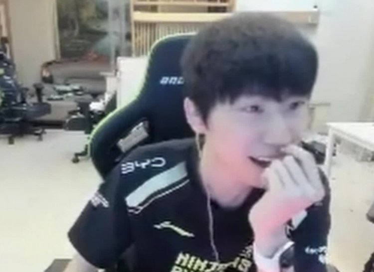 Doinb:刘青松直播坐着不动,就下棋都有250钻粉不公平啊!