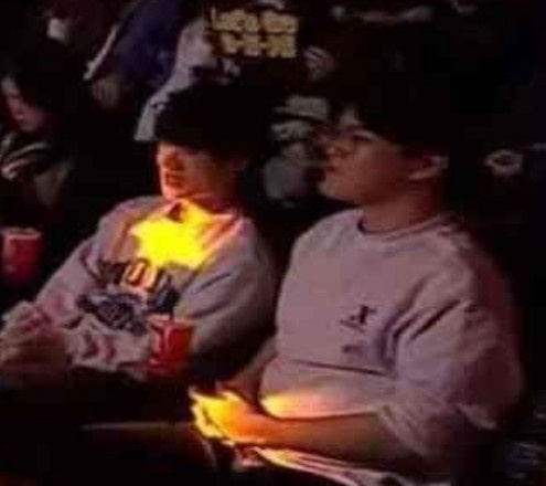 那本应该是我的位置啊!LCK现场抓拍到Gumayusi和朋友在现场观赛