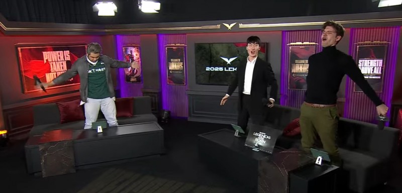 看到Siwoo做出C罗Siuuuu庆祝动作后,LCK英文流解说也模仿了起来