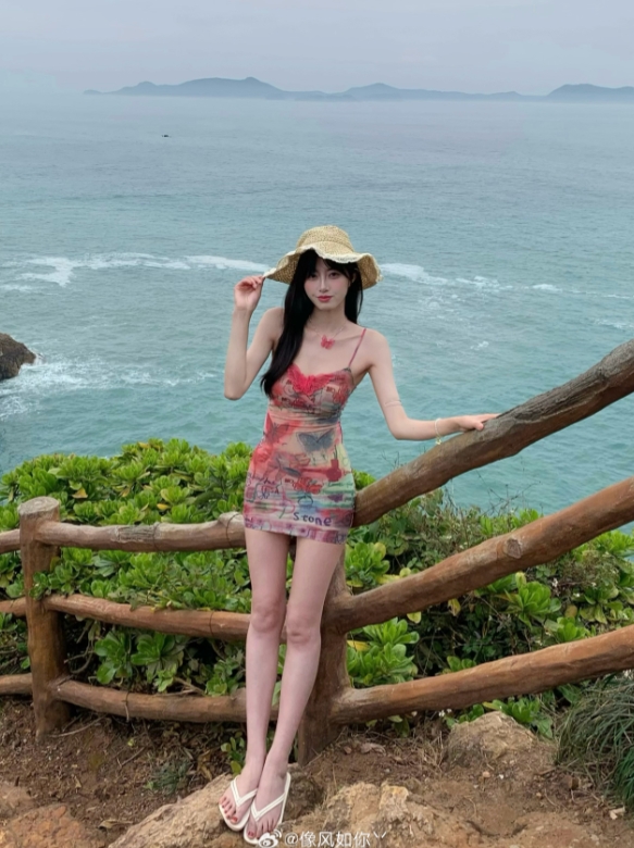 LPL知名网红女粉丝晒照:火红的紧身裙 白皙如玉的肌肤