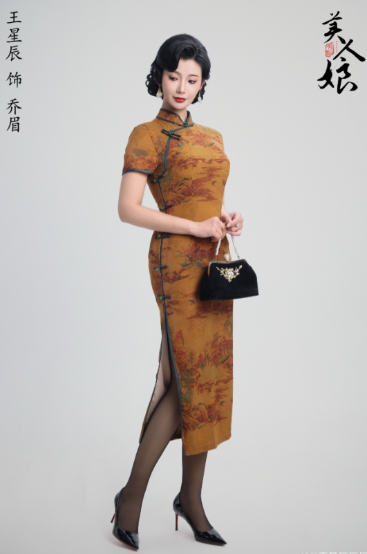 黑丝+旗袍真滴带劲!浩浩妈晒美照:旗袍高开叉 美人玉无双~~