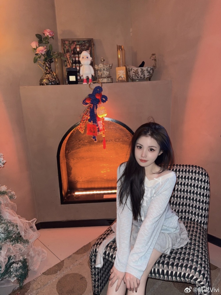 无畏契约赛事官方解说Vivi晒照:开心小记