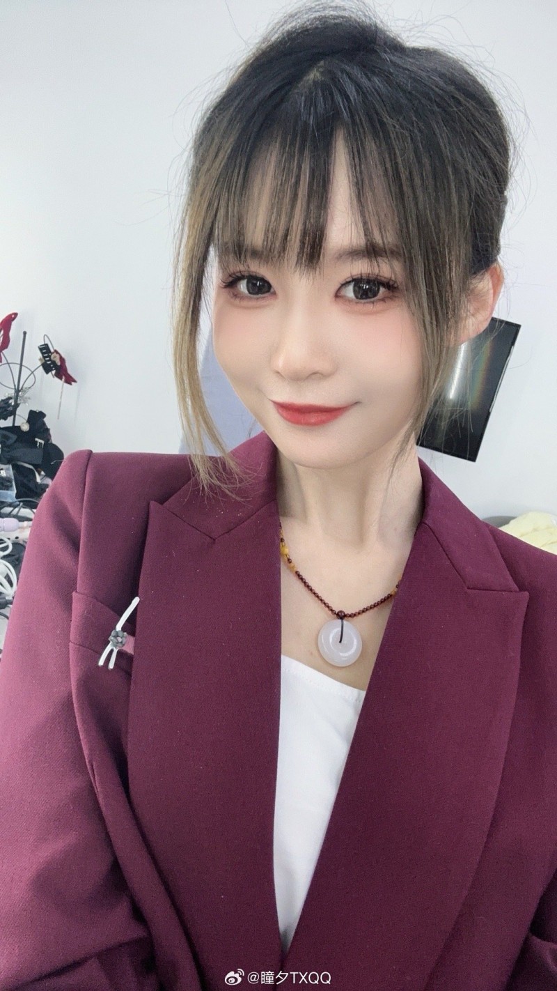 瞳夕晒美照:红色小西装~大家元宵节快乐😃