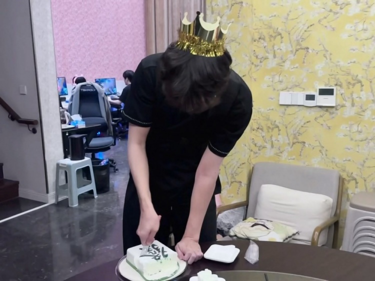 AL晒为Xiaobai教练庆生照:祝Xiaobai教练生日快乐!天天快乐🥳