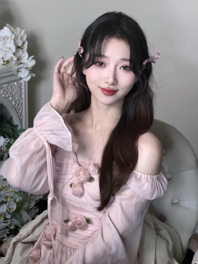郁金香公主!LPL互动主持人阿芙晒照:🌷