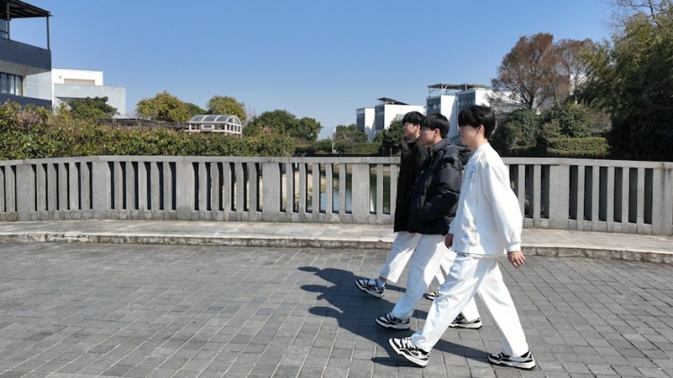 被军训了?iG分享选手走路姿势:有这样的同步率做什么都会成功的