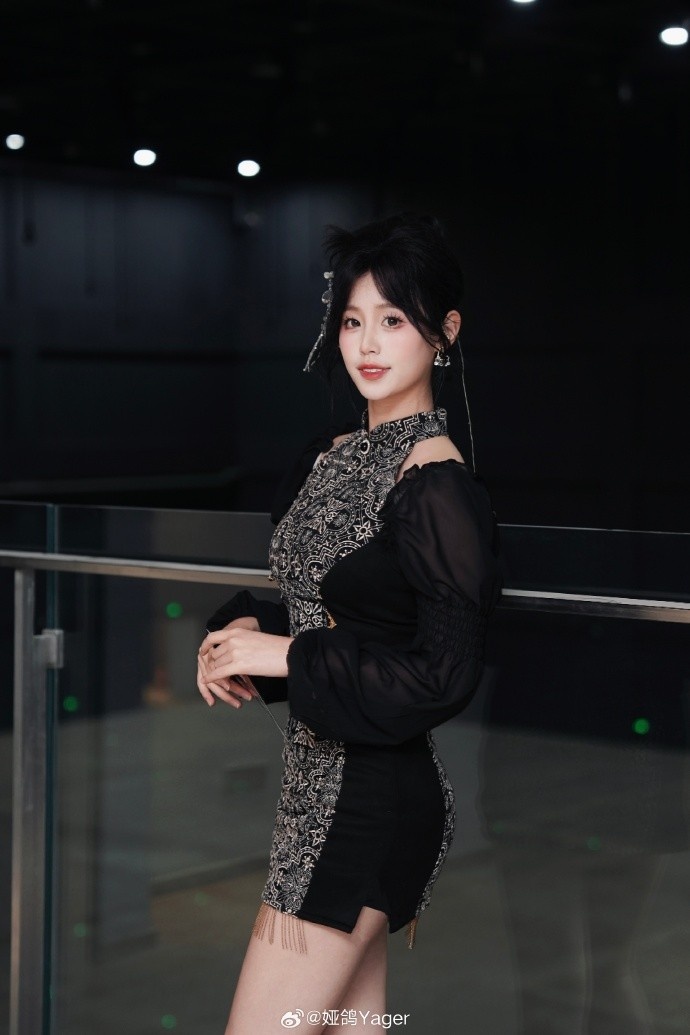 永劫无间美女主持娅鸽晒照:25年的第一份场照~满意不?