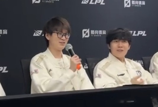 哥几个隔着演小品呢?iG五人”话筒风云“:这话筒没用,只是装饰