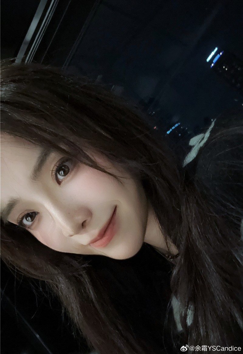 LPL女主持人余霜深夜分享车内自拍:Na!~