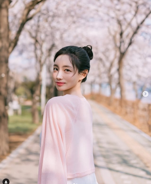 PUBG美女主持郭敏善晒照:浅色系穿搭,小露香肩~