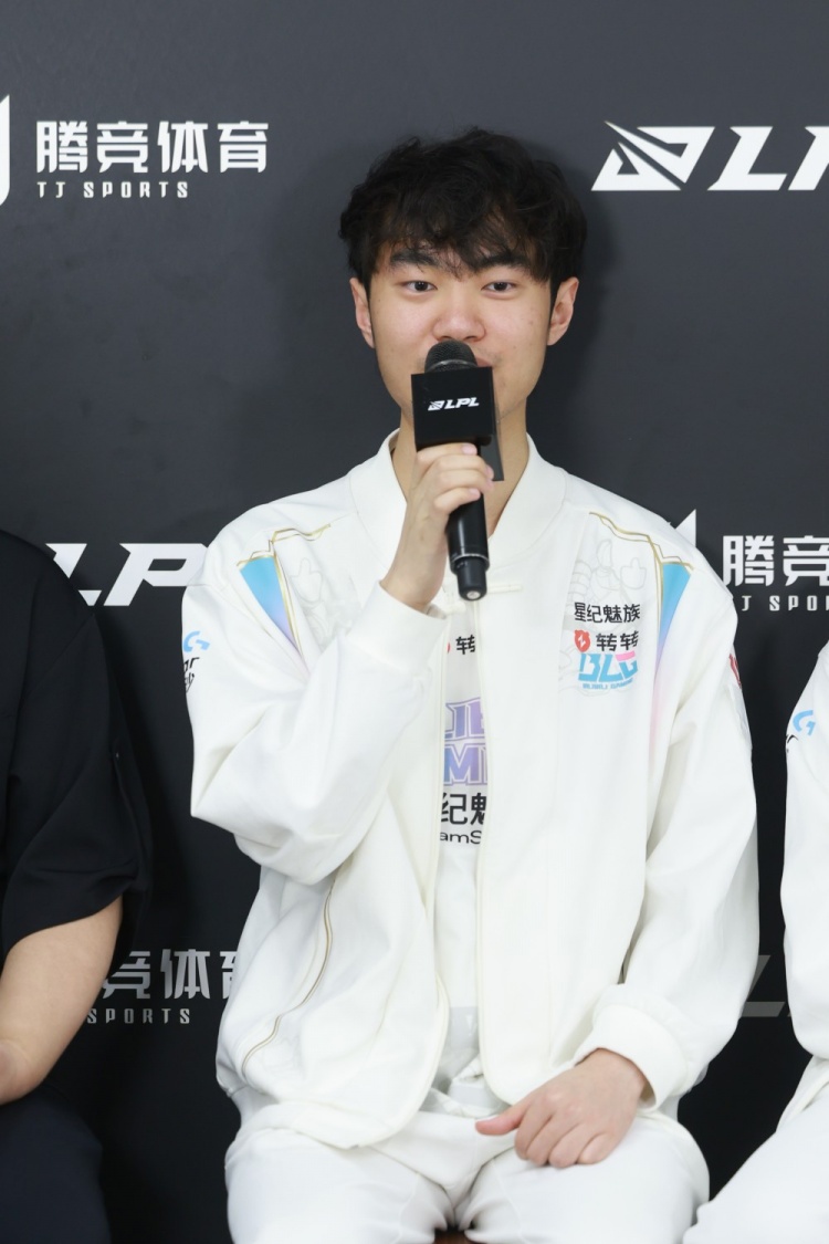 你是谁?好强的攻击性!Knight:对面中野操作太烂被我反杀