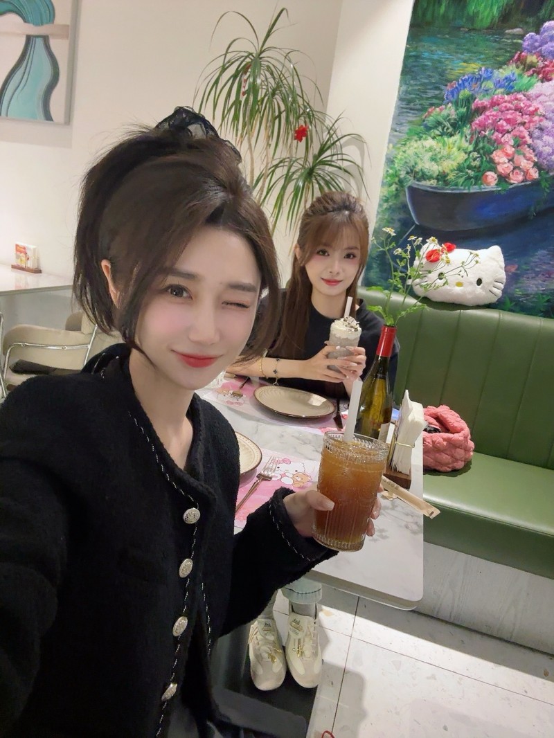 互动主持人小悠珊珊分享合照:和泱泱打卡了HelloKitty主题餐厅~