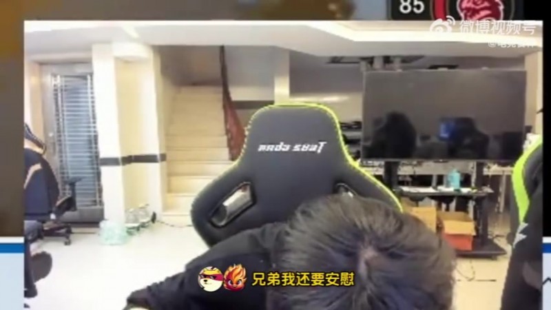比赛给刘青松亮VN和锤石爆了？Doinb：戴lwx面具上台打招呼才能爆
