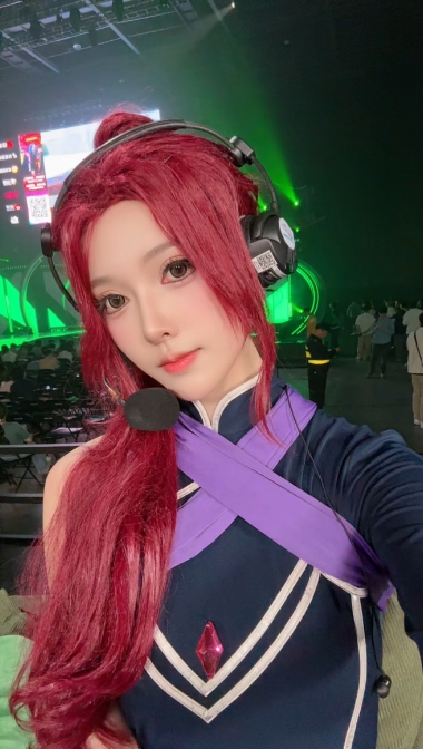 DOTA2解说蛋糕晒照:久违的线下赛 中途还切了个皮肤嘻嘻
