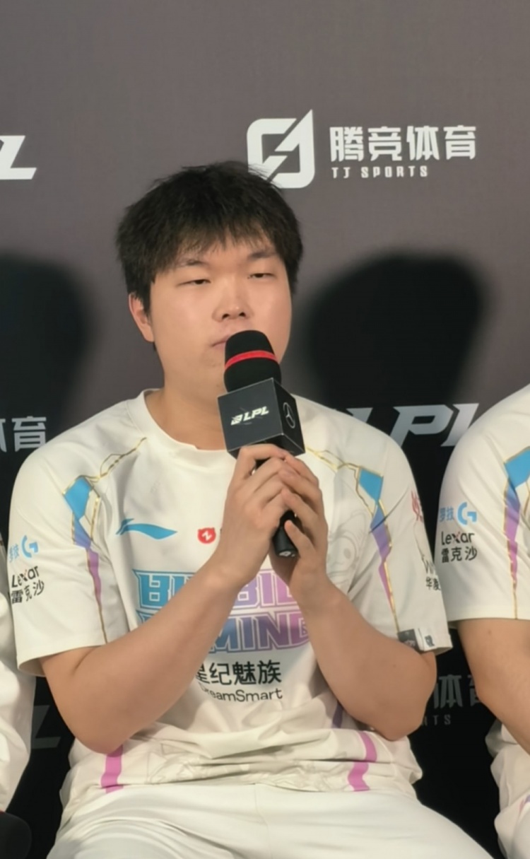 很有气势!Bin:有信心保持连胜 即使我对线很强 也要警惕换线