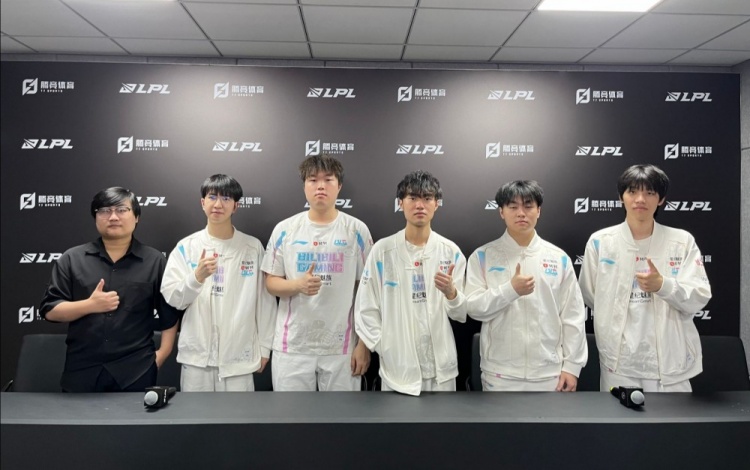 BLG赛后群访 Elk:Bin陪我们练Solo 但是他赢的多