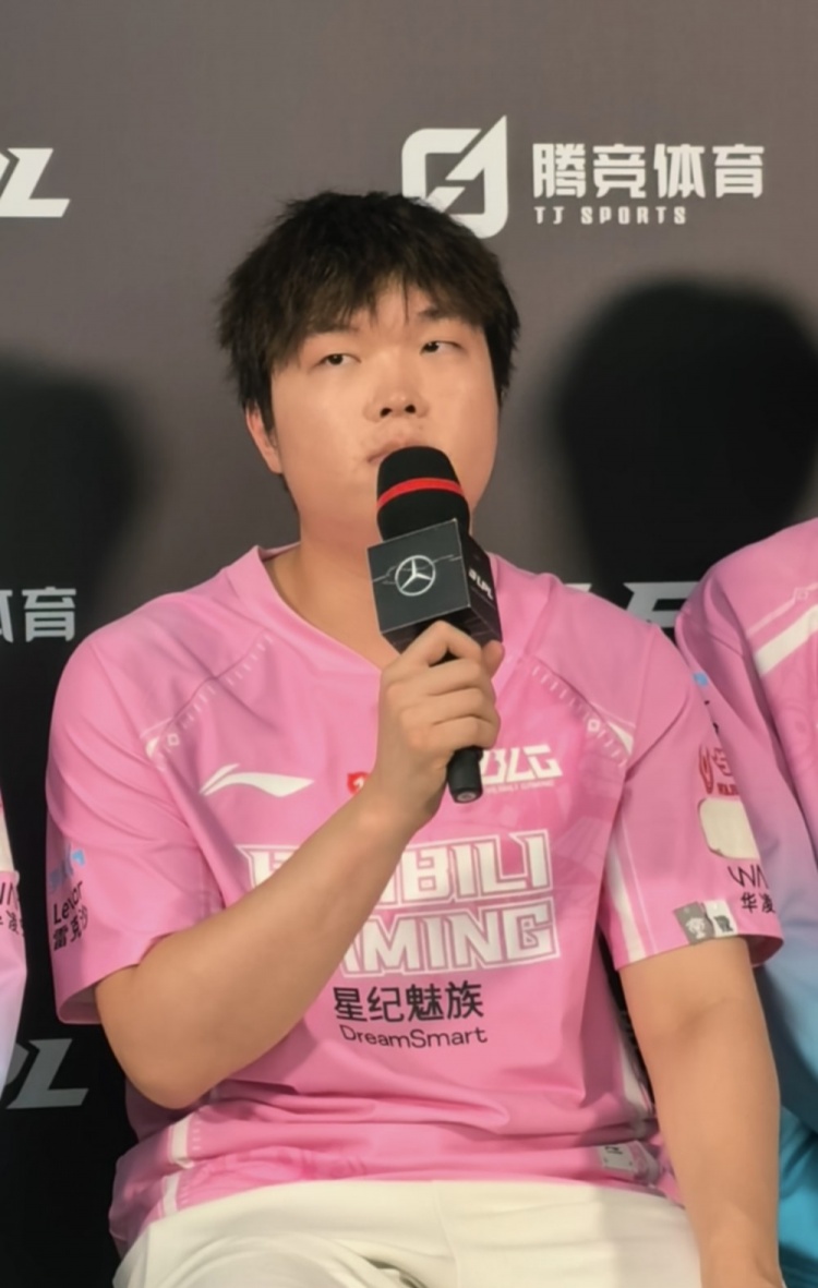 Bin哥这次不骗我们吧?Bin:明天正常打就能赢 淘汰赛打谁都有机会