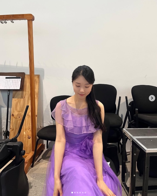 小吕布粉丝集合!😍Gumayusi姐姐晒照:吉他演奏的紫色礼服!