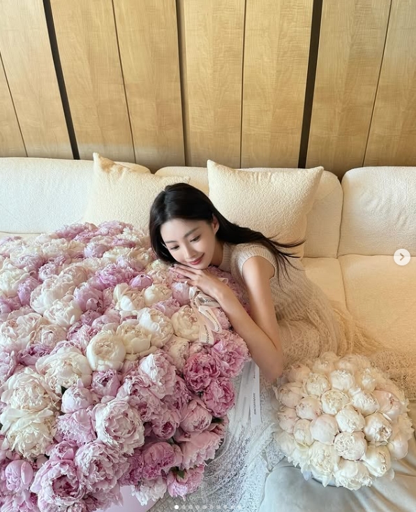 Ming绯闻女友1saye晒美照:🌸🍬🍽️五月