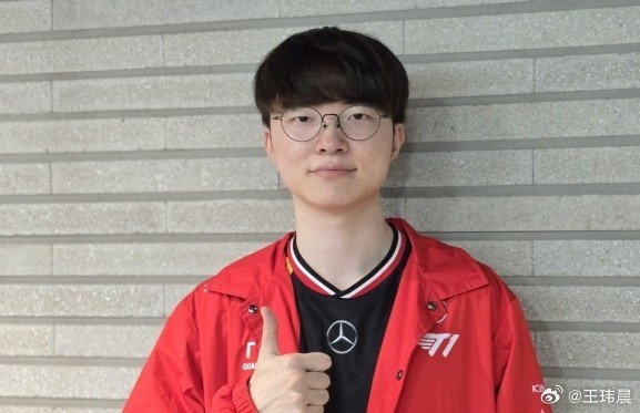 媒体人谈Faker祝贺Uzi:全球各赛区都恭喜 只有我们这里环境特殊