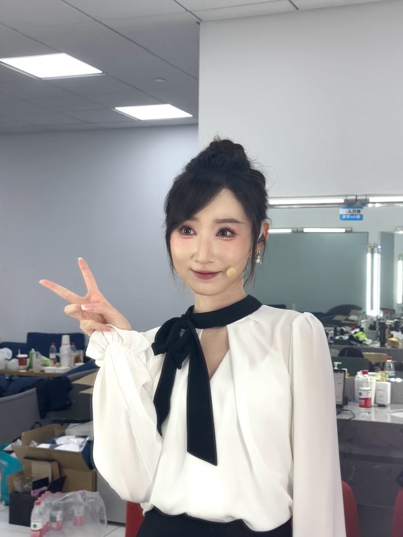 女主持人童童晒照:明天去手游上班,后天去大姿庄园做客了~