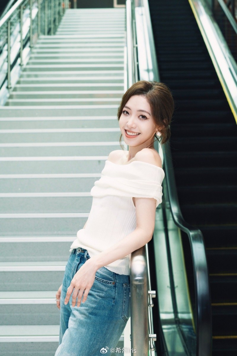 LPL女主持人希然分享美照:落地新城市,这周的继续《歌手》~