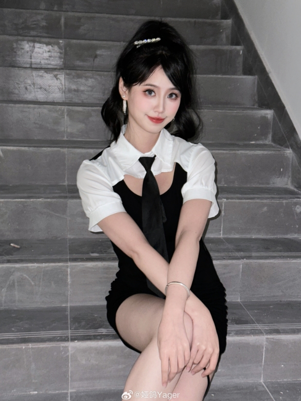 这腿又白又长!永劫无间美女主持娅鸽晒照:整点你们没看过的照片~