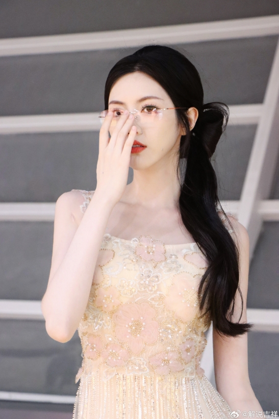 PEL主持吉祥晒照:眼镜才是本体,流苏礼服,突出一个朦胧美~