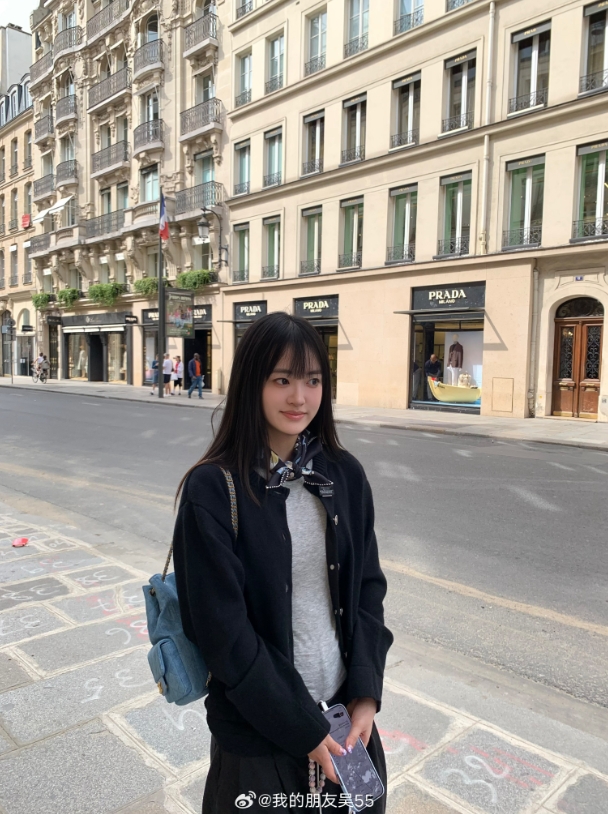 单手提着3万块?!JackeyLove女友55晒旅游照:发送
