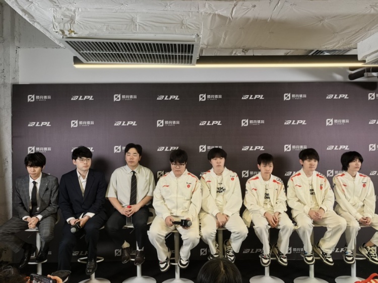TES赛后群访 JKL:第三赛段会更加努力 争取展现出更好的团队面貌