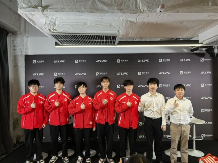 WE赛后群访 教练:决胜局很爽的心情做BP 当选手时还没打过BO5