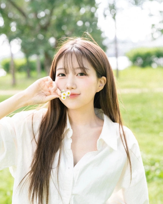 LCK主持李恩彬分享夏日写真:你好呀,夏天~
