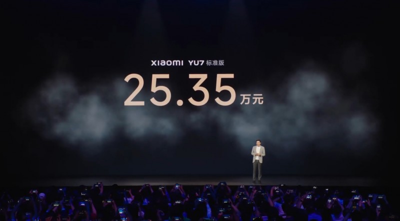 要暴揍马斯克?雷军宣布YU7定价25.35万起 多个技术参数超越特斯拉Model Y