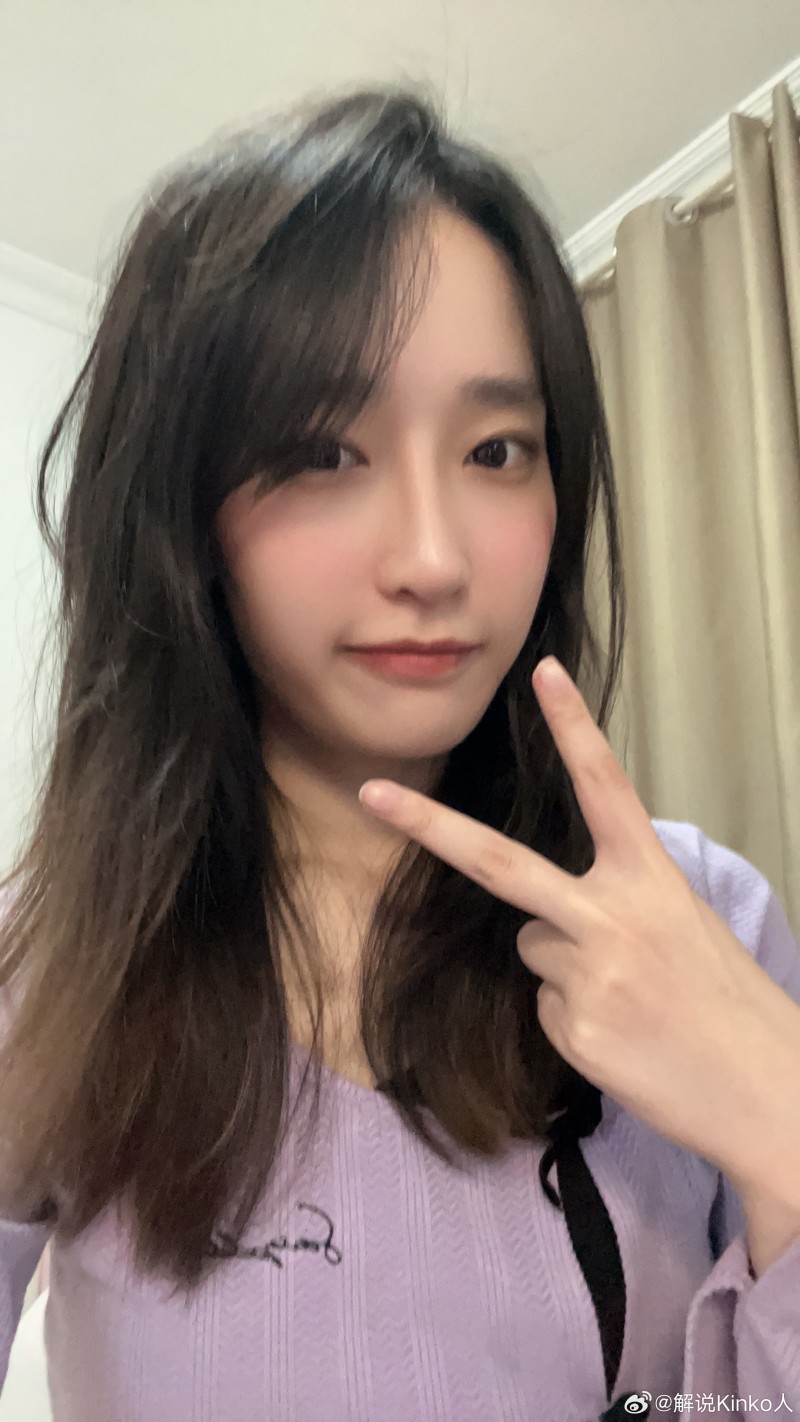 解说Kinko晒照:耶!我们是冠军!