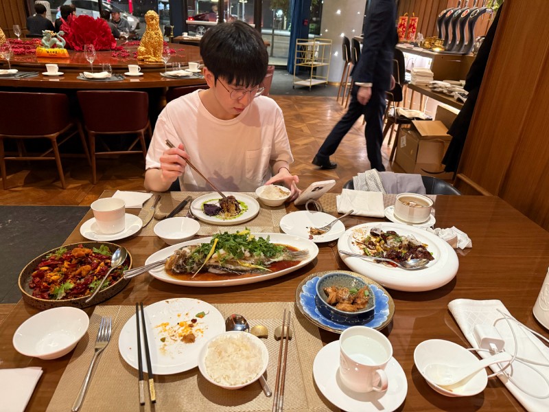 BLG工作人员晒出Elk赛后吃饭照片:其他四个回酒店吃些清淡的食物