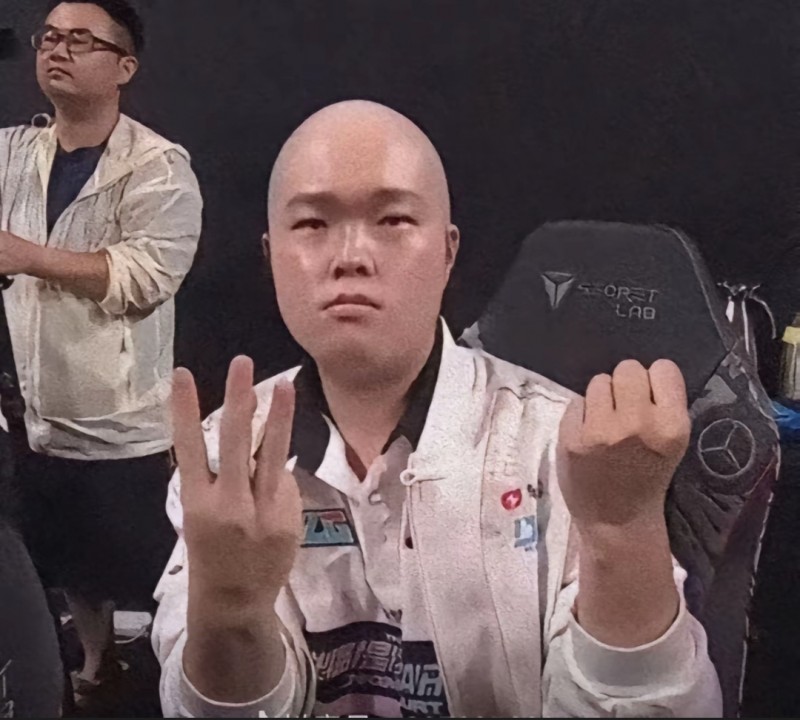 遭T1横扫后BLG.Bin抖音评论区沦陷:被P图成光头+3:0手势嘲讽😖