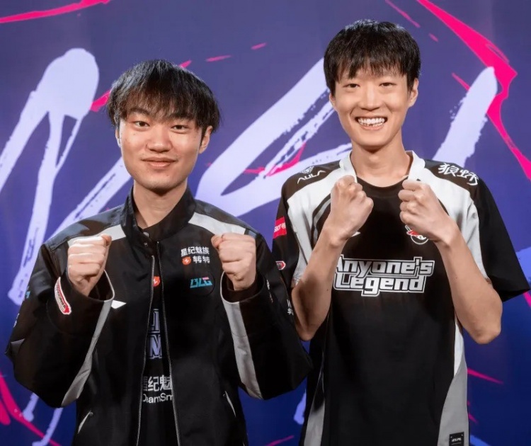LOL官方发布Knight和Shanks的合照:今天的中路对决!