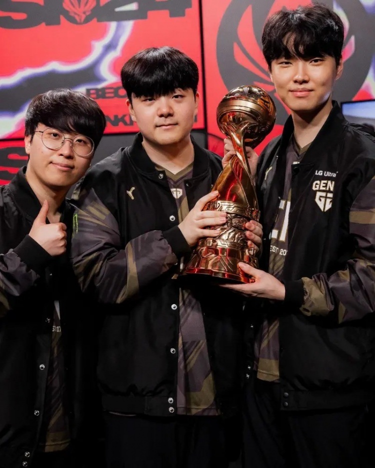 LoL赛事官方发布GEN选手去年MSI捧杯照:为卫冕而来