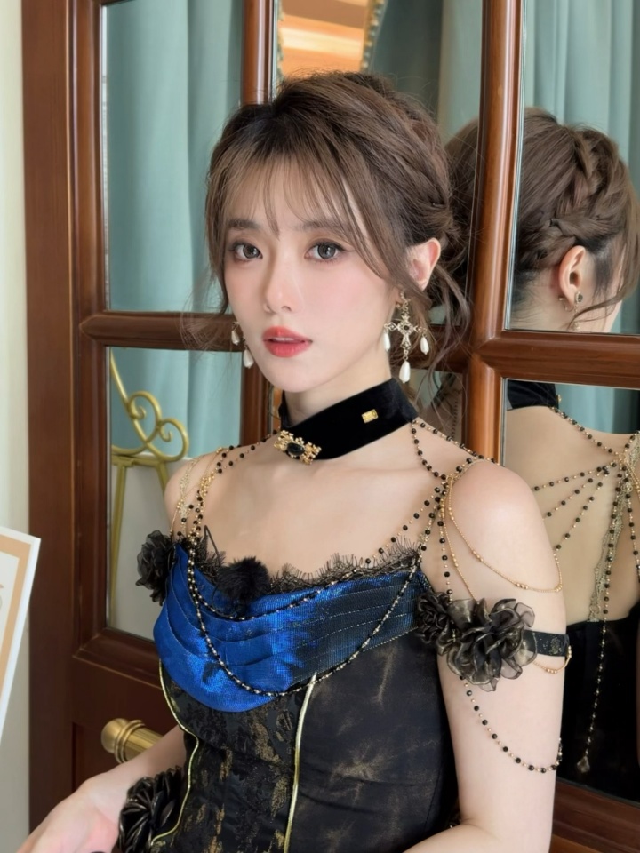 小钰晒美照:体验一把古堡公主,轻哥特风好像也很棒棒😻😻