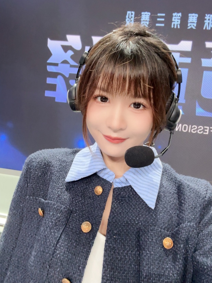 LPL官方女解说瞳夕晒照:啾啾🐥~
